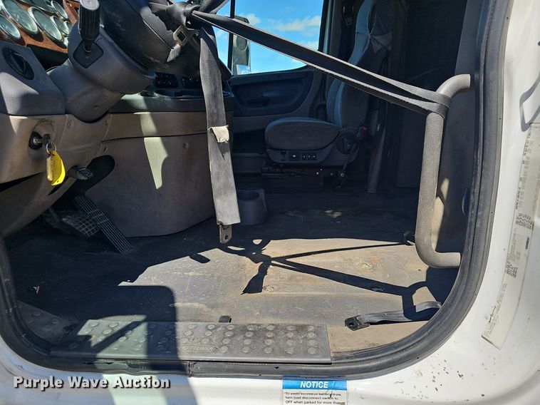 image for item EJ5400 2009 Freightliner Cascadia 125 semi truck