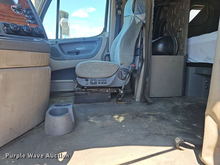 image for item EJ5400 2009 Freightliner Cascadia 125 semi truck