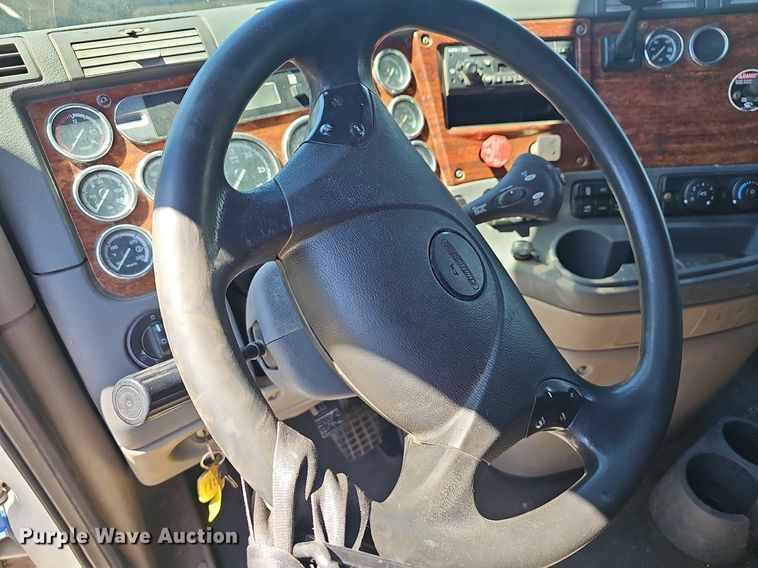 image for item EJ5400 2009 Freightliner Cascadia 125 semi truck