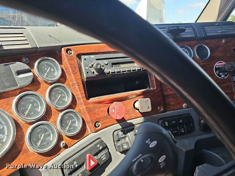 image for item EJ5400 2009 Freightliner Cascadia 125 semi truck