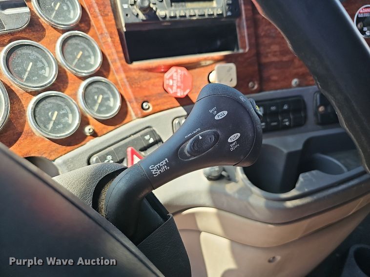 image for item EJ5400 2009 Freightliner Cascadia 125 semi truck