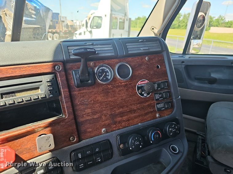 image for item EJ5400 2009 Freightliner Cascadia 125 semi truck