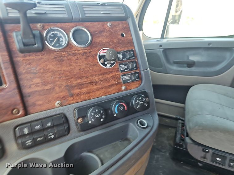 image for item EJ5400 2009 Freightliner Cascadia 125 semi truck