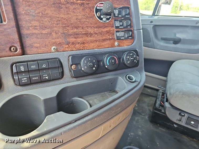 image for item EJ5400 2009 Freightliner Cascadia 125 semi truck