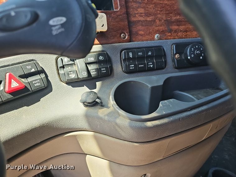 image for item EJ5400 2009 Freightliner Cascadia 125 semi truck