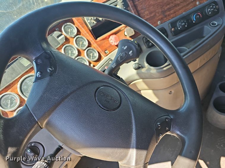 image for item EJ5400 2009 Freightliner Cascadia 125 semi truck