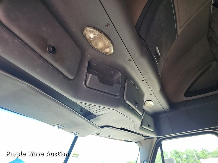 image for item EJ5400 2009 Freightliner Cascadia 125 semi truck