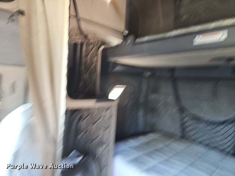 image for item EJ5400 2009 Freightliner Cascadia 125 semi truck