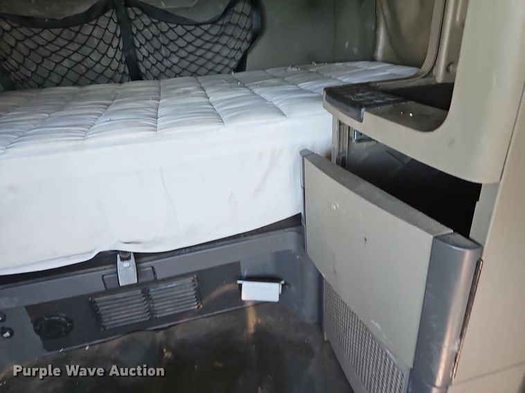 image for item EJ5400 2009 Freightliner Cascadia 125 semi truck