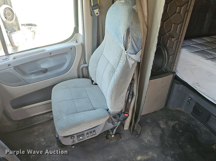 image for item EJ5400 2009 Freightliner Cascadia 125 semi truck