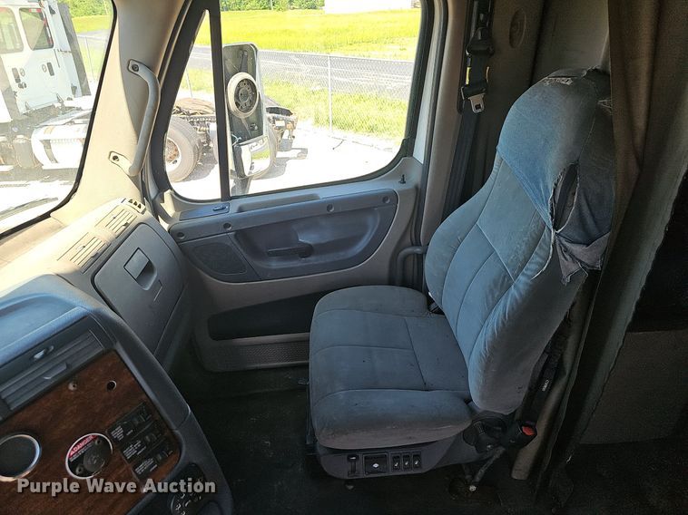 image for item EJ5400 2009 Freightliner Cascadia 125 semi truck