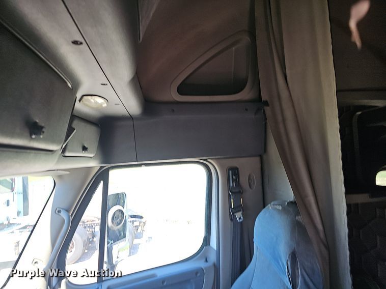 image for item EJ5400 2009 Freightliner Cascadia 125 semi truck