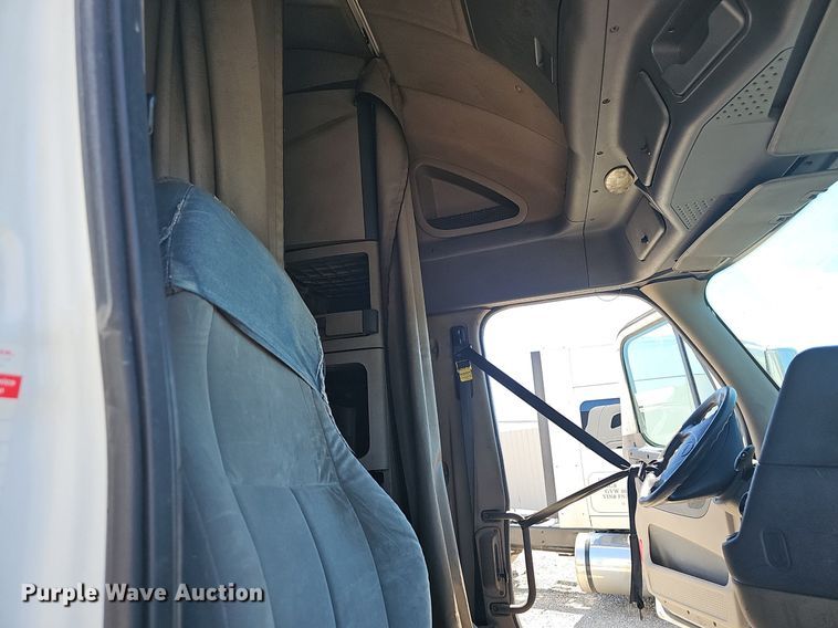 image for item EJ5400 2009 Freightliner Cascadia 125 semi truck