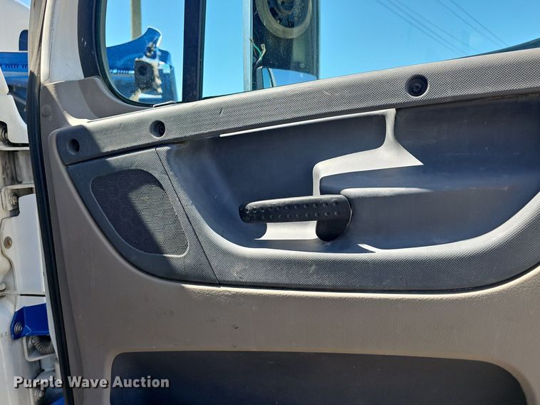 image for item EJ5400 2009 Freightliner Cascadia 125 semi truck