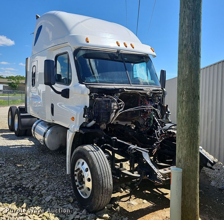 image for item EJ5401 2015 Freightliner Cascadia 125 semi truck