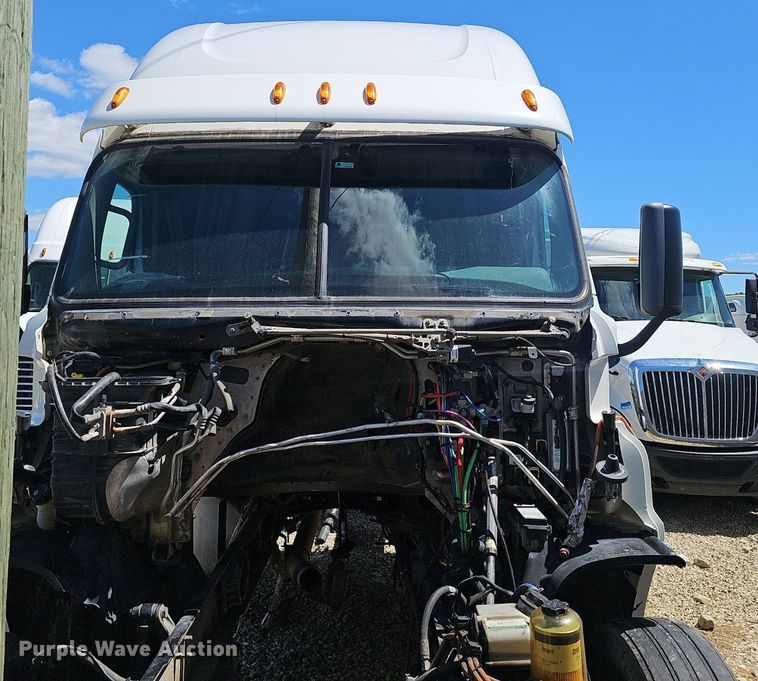 image for item EJ5401 2015 Freightliner Cascadia 125 semi truck