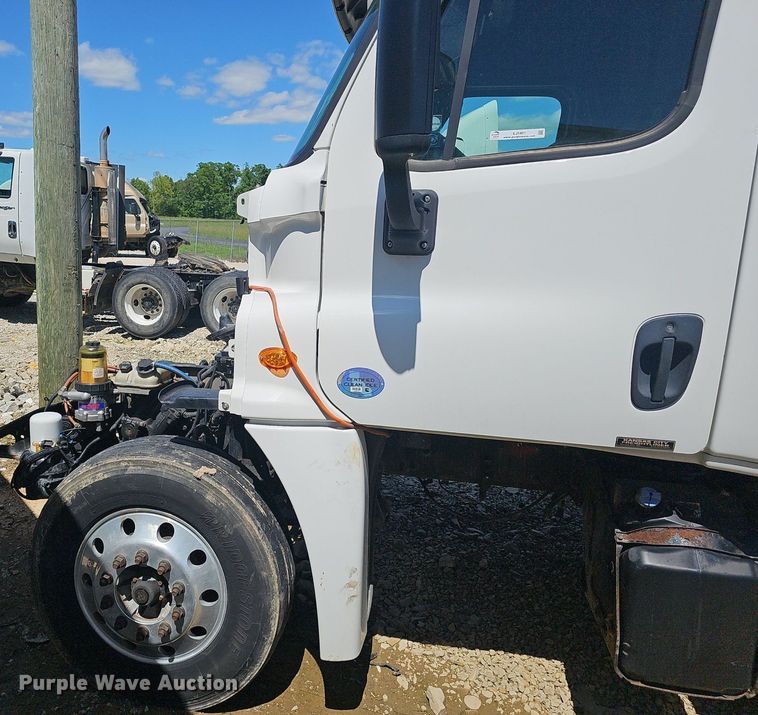 image for item EJ5401 2015 Freightliner Cascadia 125 semi truck