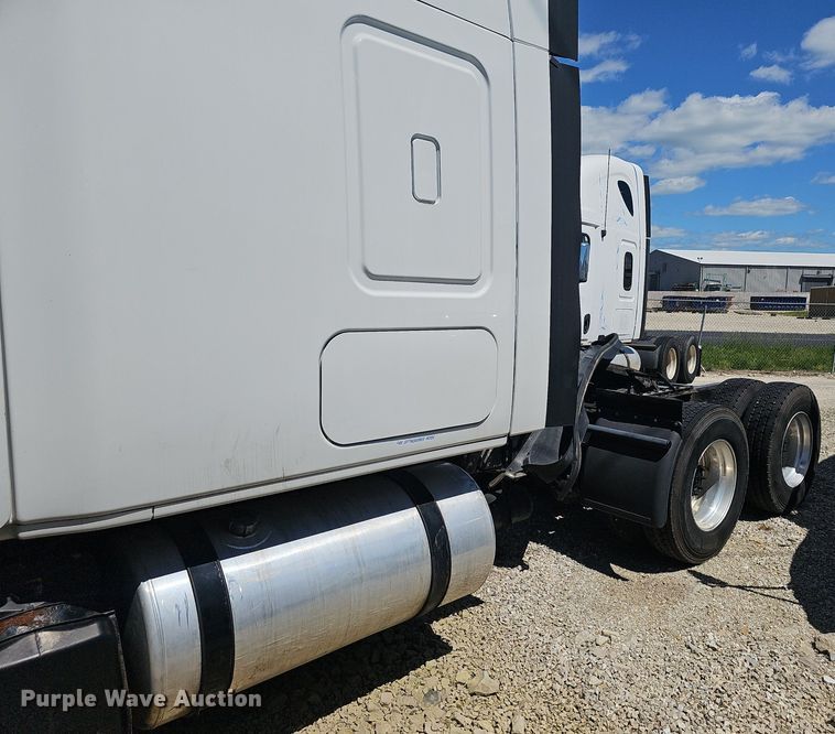image for item EJ5401 2015 Freightliner Cascadia 125 semi truck