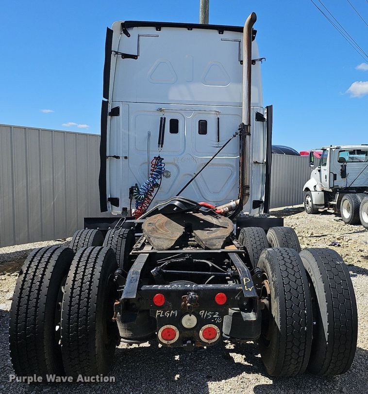 image for item EJ5401 2015 Freightliner Cascadia 125 semi truck