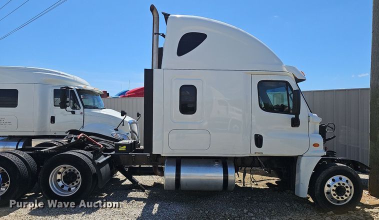 image for item EJ5401 2015 Freightliner Cascadia 125 semi truck