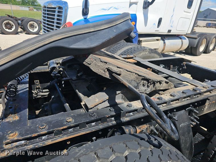 image for item EJ5401 2015 Freightliner Cascadia 125 semi truck