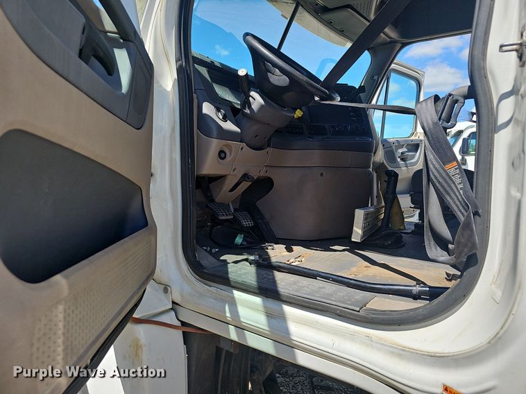 image for item EJ5401 2015 Freightliner Cascadia 125 semi truck