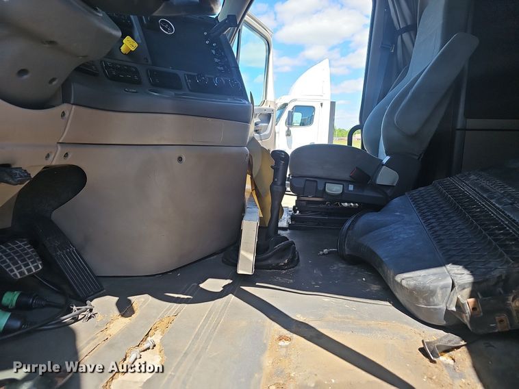 image for item EJ5401 2015 Freightliner Cascadia 125 semi truck