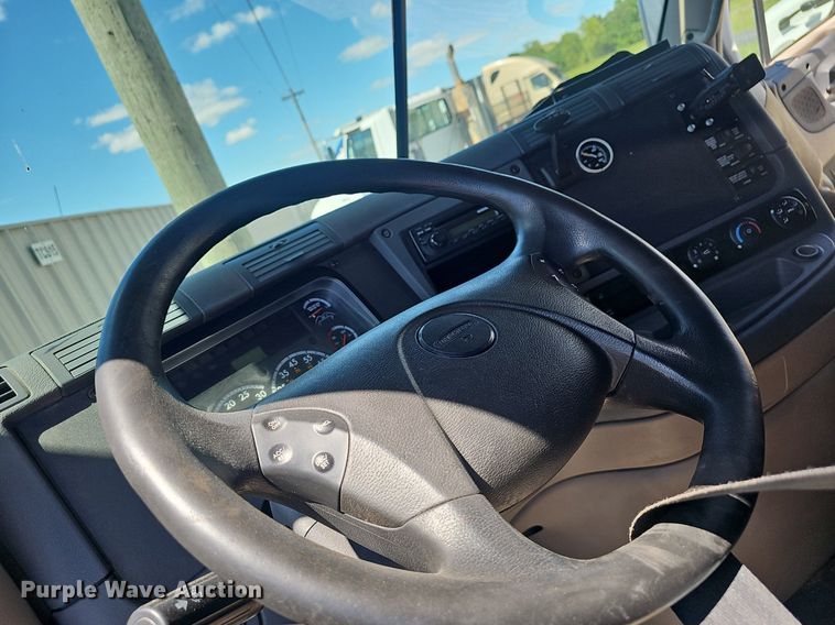 image for item EJ5401 2015 Freightliner Cascadia 125 semi truck