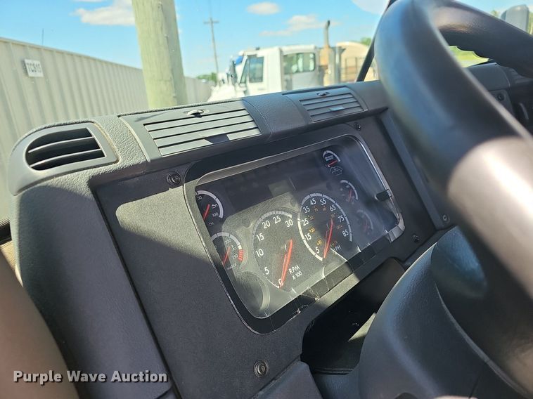 image for item EJ5401 2015 Freightliner Cascadia 125 semi truck