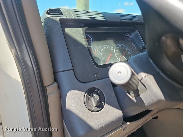 image for item EJ5401 2015 Freightliner Cascadia 125 semi truck