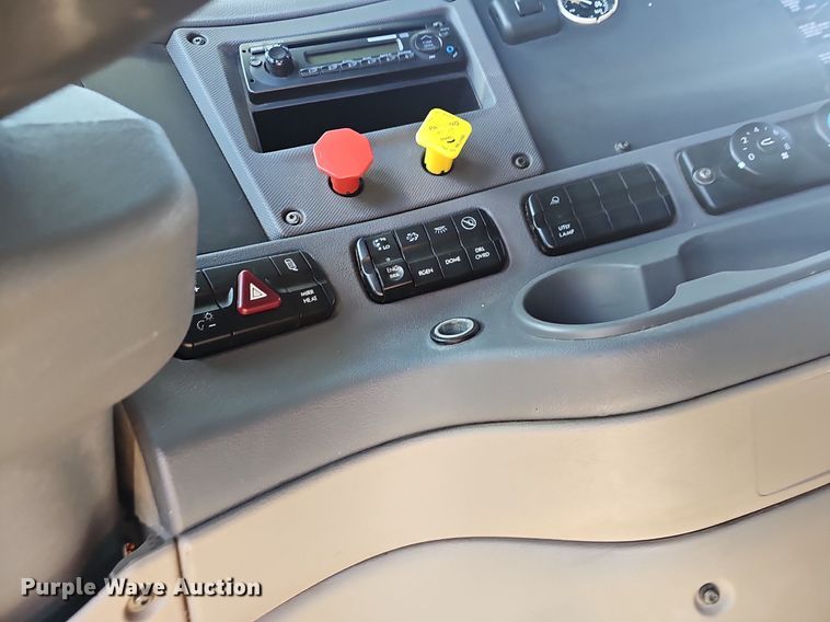 image for item EJ5401 2015 Freightliner Cascadia 125 semi truck