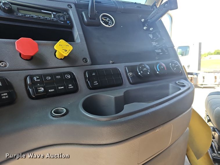 image for item EJ5401 2015 Freightliner Cascadia 125 semi truck