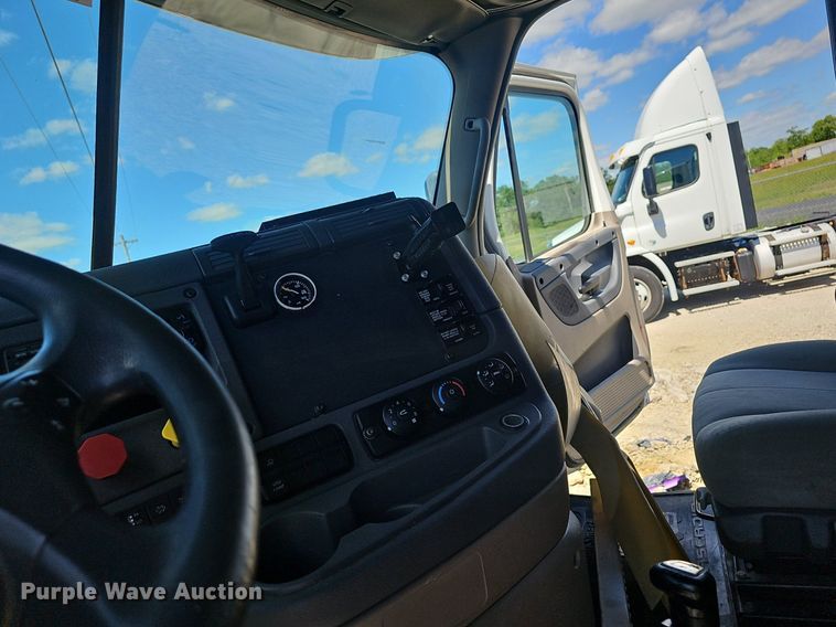 image for item EJ5401 2015 Freightliner Cascadia 125 semi truck