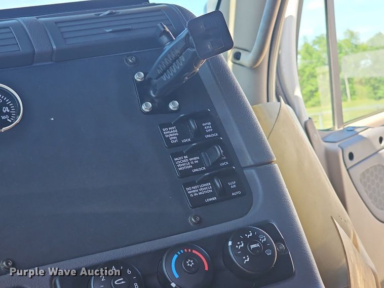 image for item EJ5401 2015 Freightliner Cascadia 125 semi truck