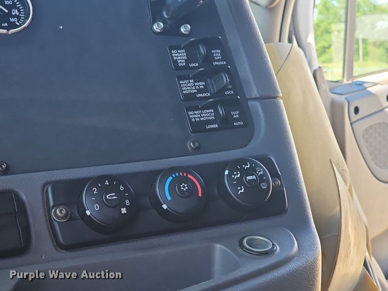 image for item EJ5401 2015 Freightliner Cascadia 125 semi truck