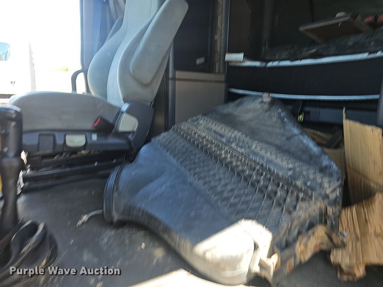 image for item EJ5401 2015 Freightliner Cascadia 125 semi truck