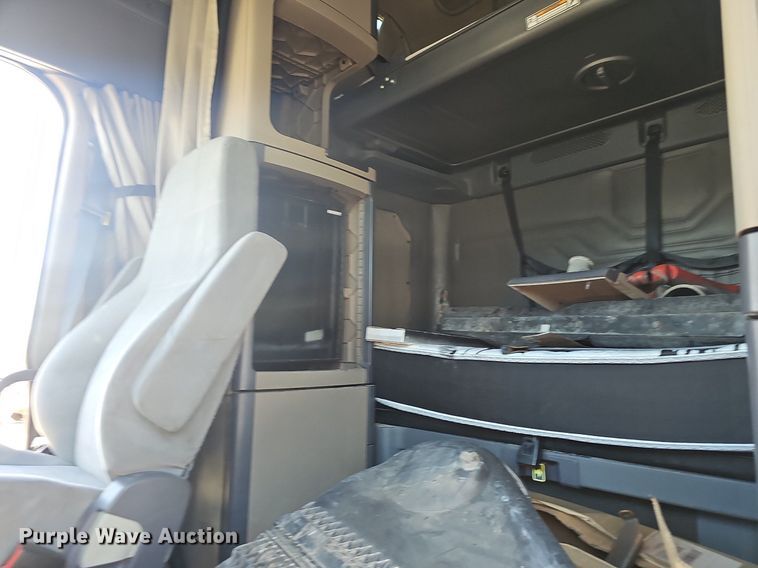 image for item EJ5401 2015 Freightliner Cascadia 125 semi truck