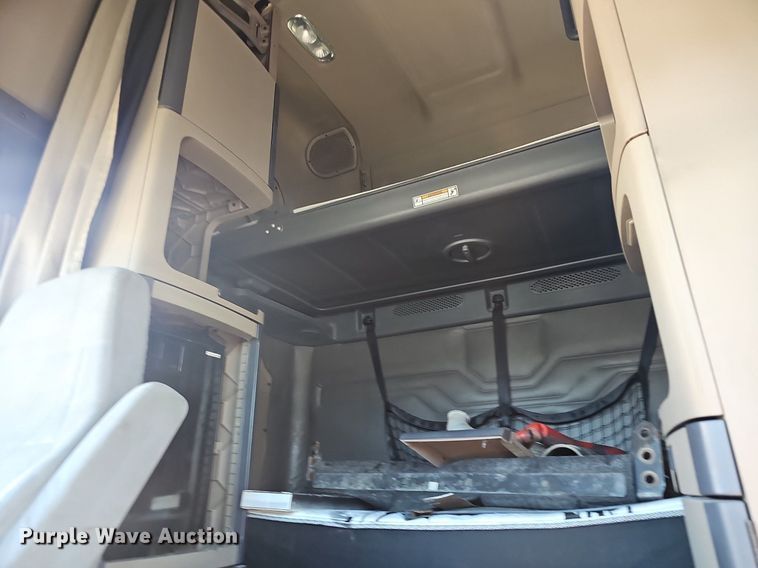 image for item EJ5401 2015 Freightliner Cascadia 125 semi truck