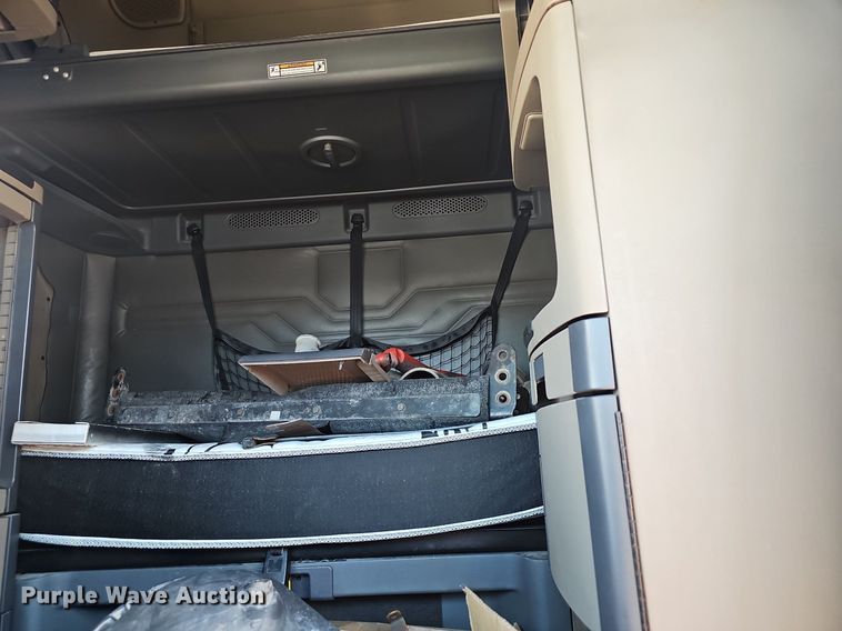 image for item EJ5401 2015 Freightliner Cascadia 125 semi truck