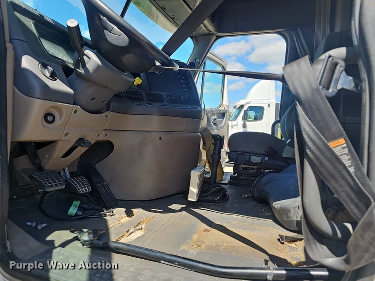 image for item EJ5401 2015 Freightliner Cascadia 125 semi truck