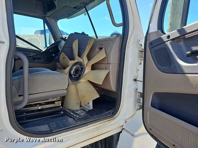 image for item EJ5401 2015 Freightliner Cascadia 125 semi truck