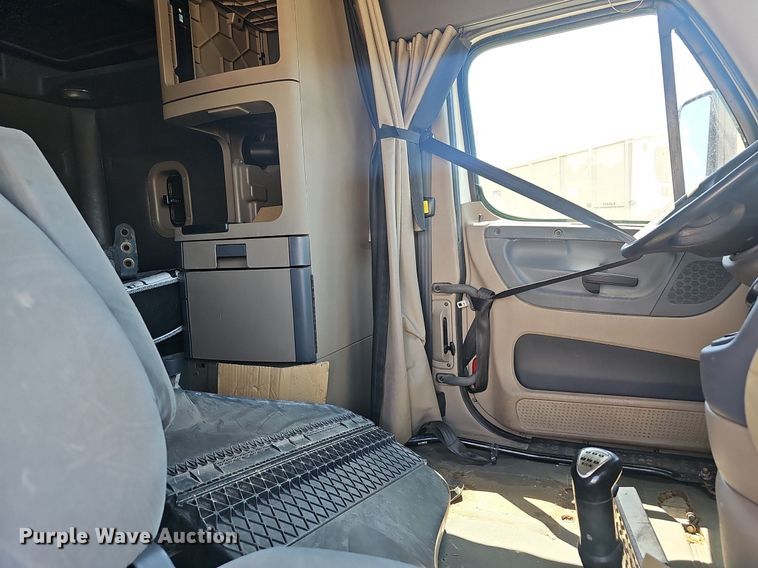 image for item EJ5401 2015 Freightliner Cascadia 125 semi truck