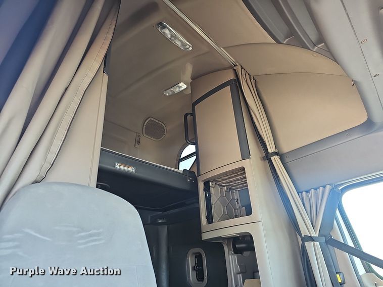 image for item EJ5401 2015 Freightliner Cascadia 125 semi truck