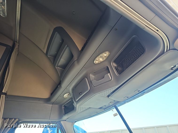 image for item EJ5401 2015 Freightliner Cascadia 125 semi truck