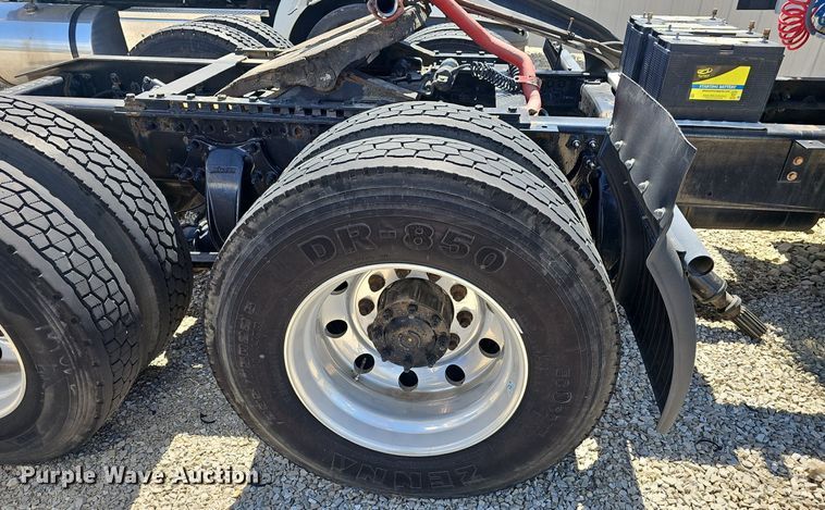 image for item EJ5401 2015 Freightliner Cascadia 125 semi truck