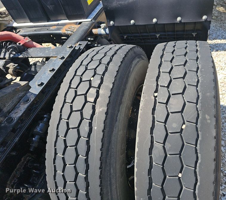 image for item EJ5401 2015 Freightliner Cascadia 125 semi truck