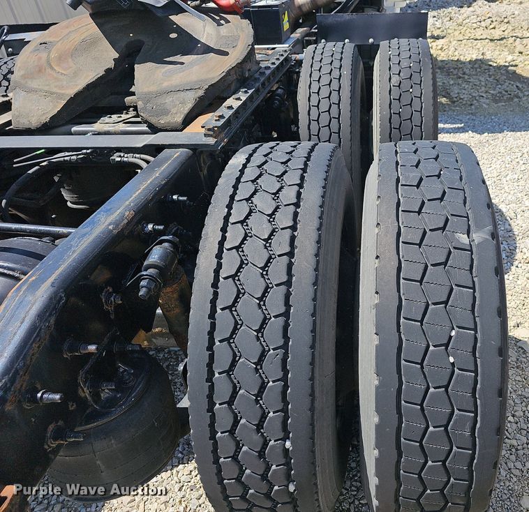 image for item EJ5401 2015 Freightliner Cascadia 125 semi truck