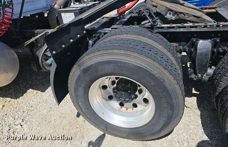 image for item EJ5401 2015 Freightliner Cascadia 125 semi truck