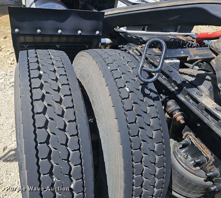 image for item EJ5401 2015 Freightliner Cascadia 125 semi truck