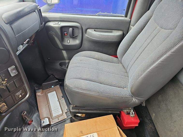 image for item EJ5405 2007 GMC C7500 box truck